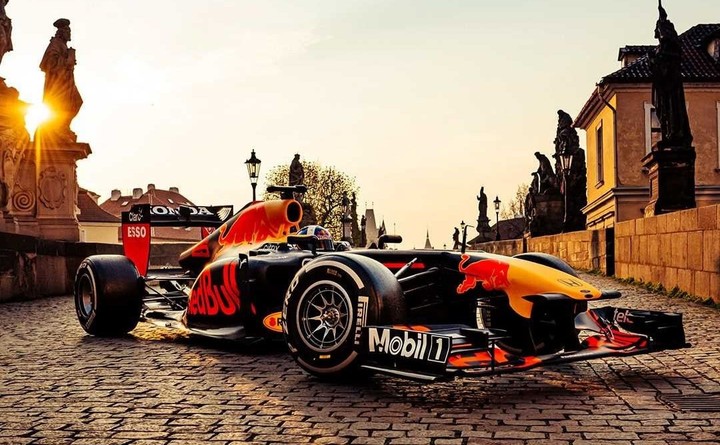 Kvôli tomuto sa monopost Red Bullu premával Prahou a Bratislavou